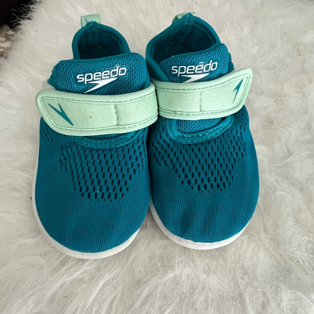 Speedo toddler girl water shoes size 5-6